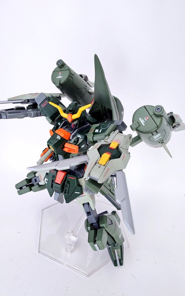 クローシールド両腕に装備している小型のシールド。接近時には先端刃で攻撃可能カオスインパルスを参考にしました