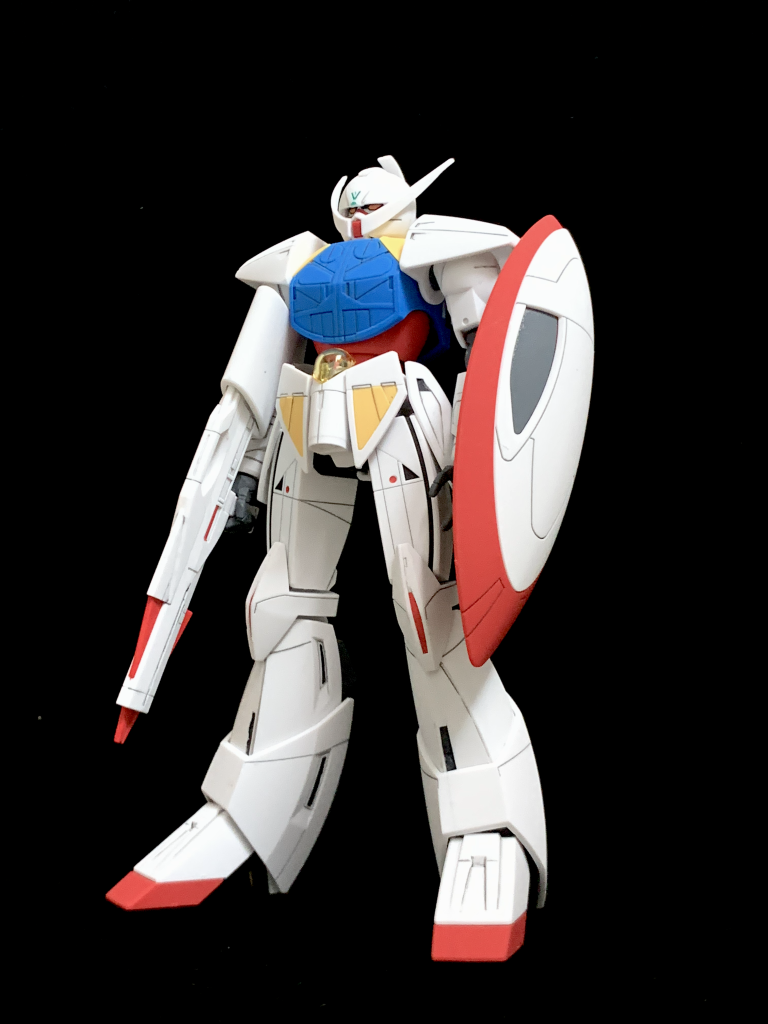 ビームライフル・シールド装備で立ち姿。モールドが多いのでスミ入れが楽しかったです（笑）