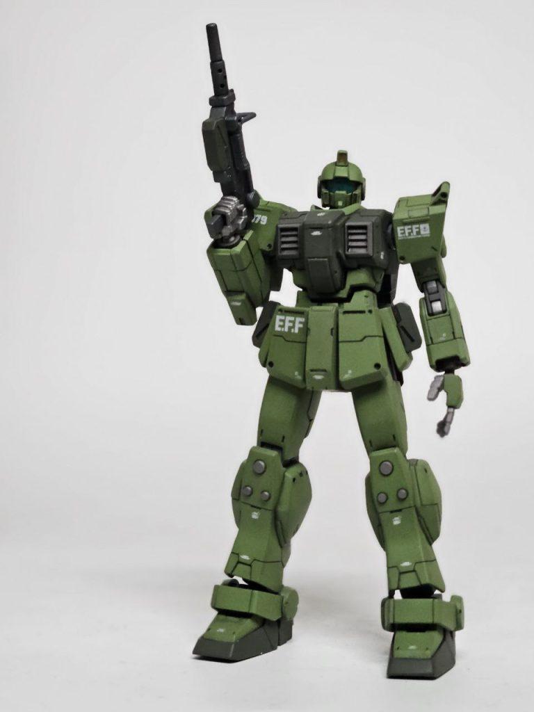 塗装はファレホのメカカラーのオリーブグリンをメインにして行いました。私の場合、エアブラシ塗装の入門をファレホと共にしましたが、苦労しているのは最初の時も今もあまり変わらない気がします。トラブルの解決策として私は薄め液の代わりにIPAを使いましたが… 正直、極端的な策なのでおすすめは出来ません。