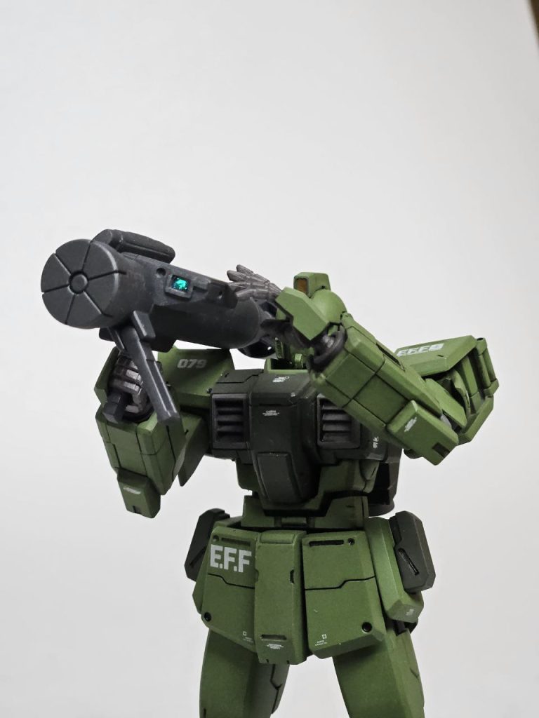 頭のメインカメラとネットガン、バズーカのセンサーはメタルテープの上にUVレジンを乗せカメラぽっくしてみました。