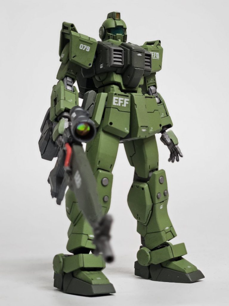 陸戦ジムの素体はほぼそのままのつもりでしたが、さすがにモールドが甘かったせいもあって、全体的にパネルラインなどをもっとはっきりさせるために掘り直しておきました。