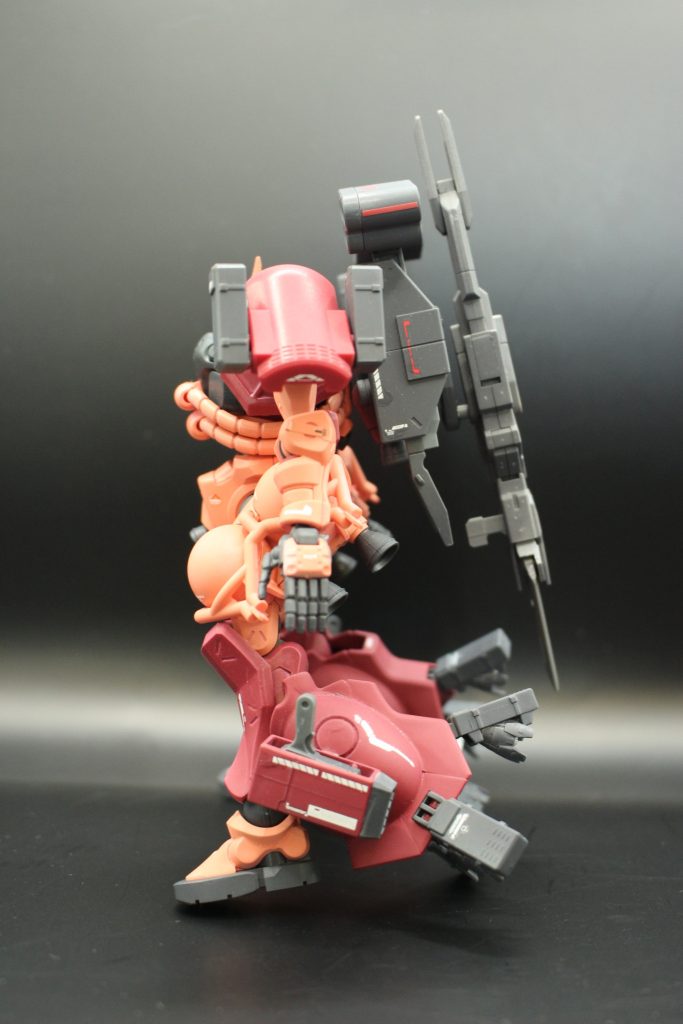 横足・ふくらはぎの裏側に、本家ザクアメイジングのふくらはぎをつけてます。ハンドガンホルスターは、腰に設置が難しそうだったので、足に設置しました。