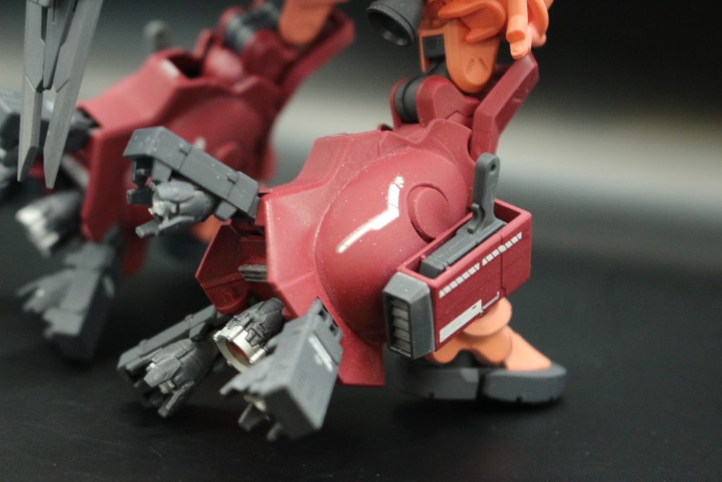 GQザクはどうしてもふくらはぎが細すぎて、シルエット的に悩みましたが、納得解にたどり着きました。結構お気に入りポイントです。