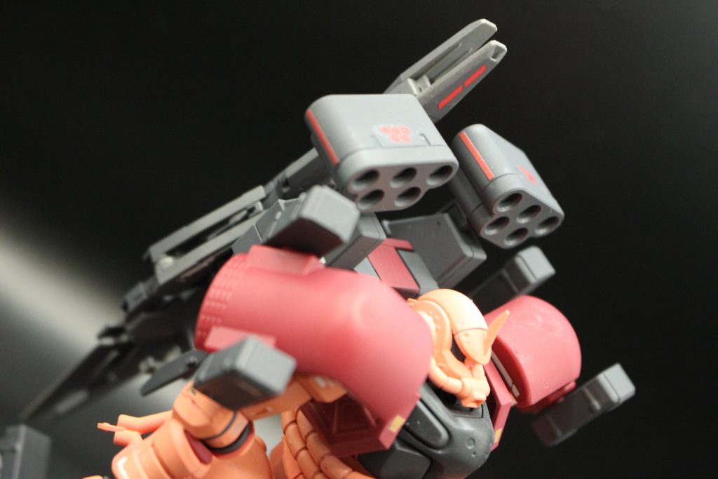 背中のロケットランチャーも本体に簡単な穴をあけるだけの、お手軽設置しました。