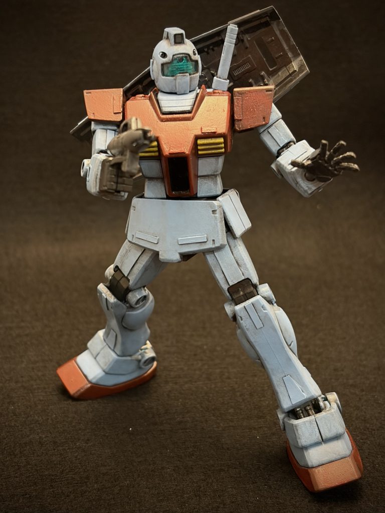 武器をかっこよく構えるジムも素敵です。ですがこの写真のように、急に敵が出てきて「ちょっ！タ、タンマ！ちょっと待って！」って焦ってるジムのほうが個人的には可愛くて好きです。