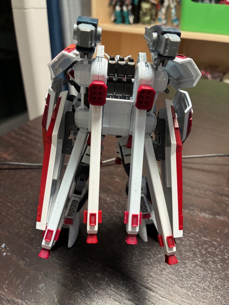 側面と背面。このように追加のスラスターとシールドを装備しました。設定上機動性と防衛性向上した拠点強襲用のカスタム機。