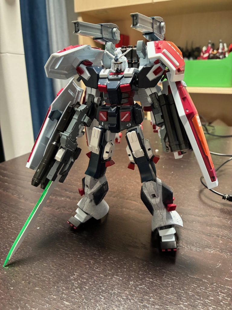 こちらは元々１０月でサンダボルトFAガンダムHGを購入したんですが、１２月で組み立て完成しました、それからまずプロポーションを改善したいのでRギャギャの足パーツで延長し、ジャンクのGNソードを無理やり接着しました。それから二体目の組み立て済みのFAガンダムを購入し、シールド、レールガン（？）とスラスターを追加しました。本来是10月国庆时候买的，后来拖延症发作拖到12月才拼好，评完感觉实在有点矮，就用其他的零件接骨了一下，随后又买了一个二手的已拼装FA来添加盾牌、炮和推进器。