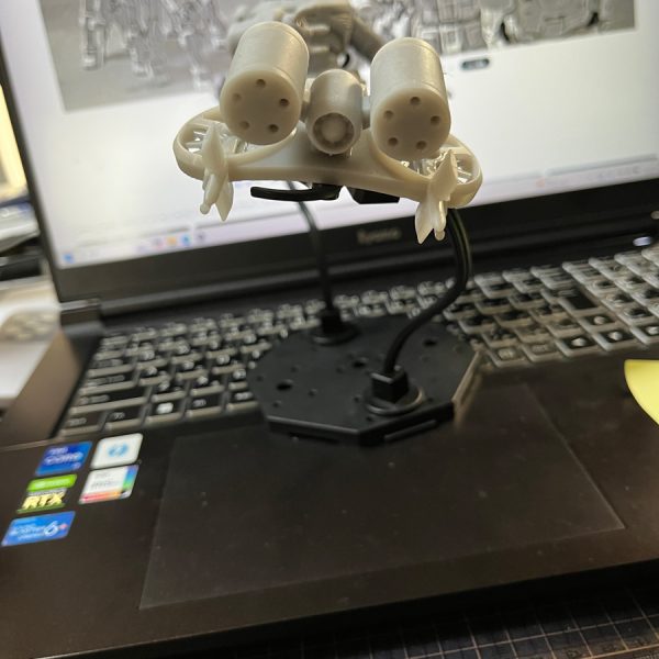 ウ：ジオンめっ！ジャブローから出ていけっ！A：ウッディー大尉！無理ですっ！！S：冗談ではないっ！ってことで、主菜に沿える添え物の方が早く上がりそうで…1/144ファンファン、MSとの対比はこんなもんみたい。意外とデカい。気を抜いたサポート設定の為に両上部方向舵の下部が溶けているのはご愛敬…(ーー;)…(ノД`)・゜・。今年も、もしよろしければ…お付き合いを♥（2枚目）