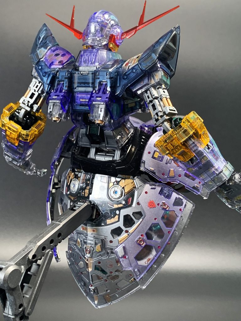 クリアパーツは10000番台まで水研ぎをしているため、艶アリトップコートなしでもそれ以上の光沢感があります。モノアイはミライトを使用しています。指先にはPC等で使われるICソケットピンをメタルパーツとして使用しています。&nbsp;