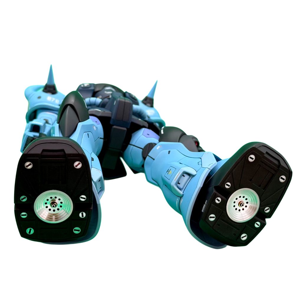 足裏のスラスターは、くり抜いてメタルバーニアを埋め込みました。回りのマイナスモールドも金属パーツに変更しています。