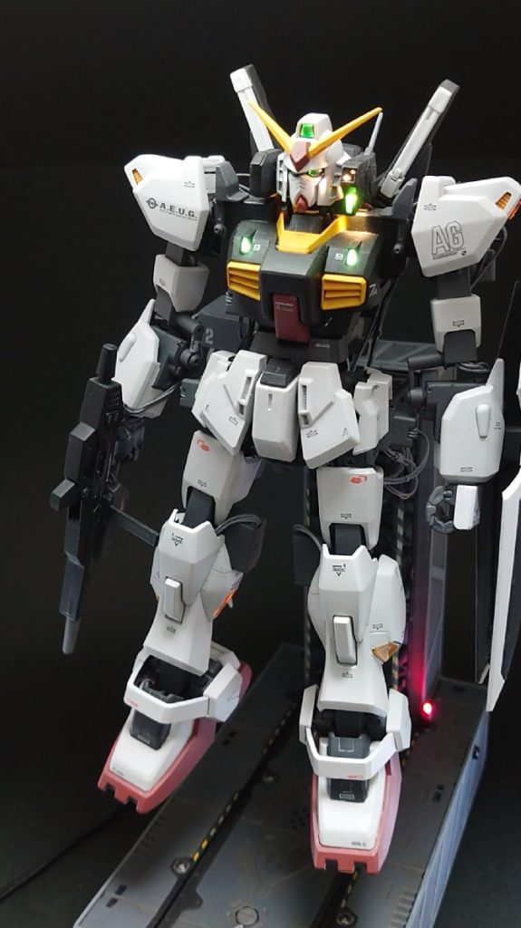 MS本体のセンサ部やバーニア部にLEDを組み込みました。点灯/点滅など調光制御が可能です。ポージングの幅を最大限＆最小限の関節数　として選んだ”15関節”に航空ラジコン用の超小型サーボモータを組込みました。関節部はWAVEの角プラパイプ等を使って可能な限りの軽量化を図り、モータの負荷低減をしています。