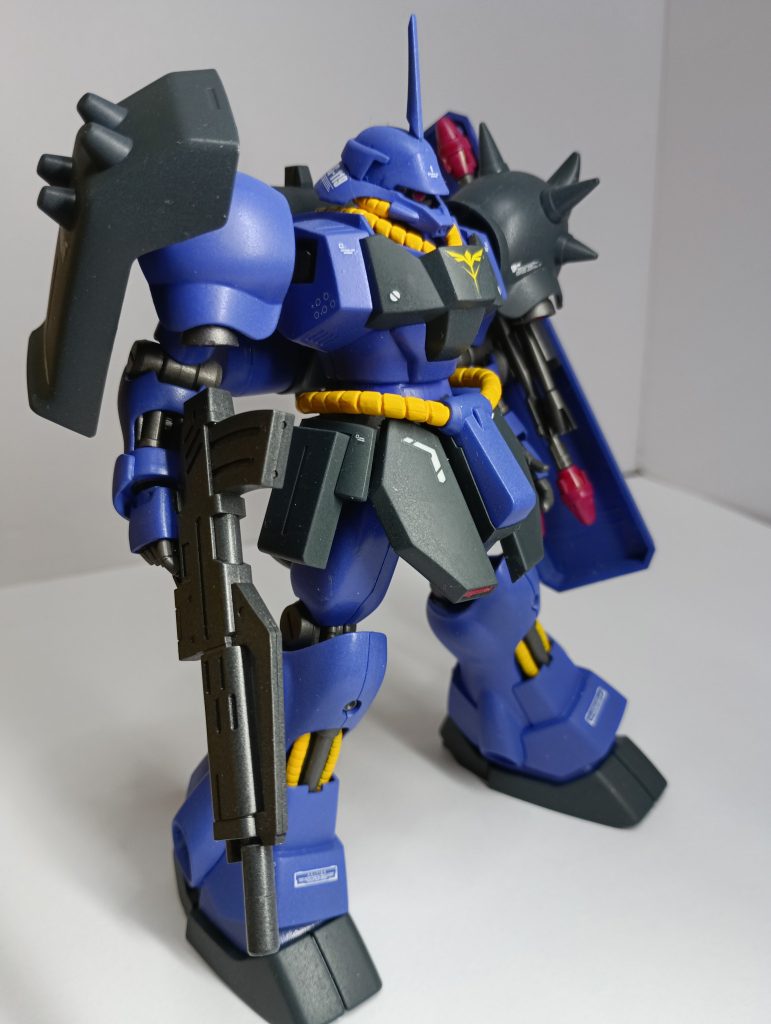 主な改修は胴回りで、首元の埋め込みと、胸を張れるよう腰から胴の接続部にエポパで延長してます。