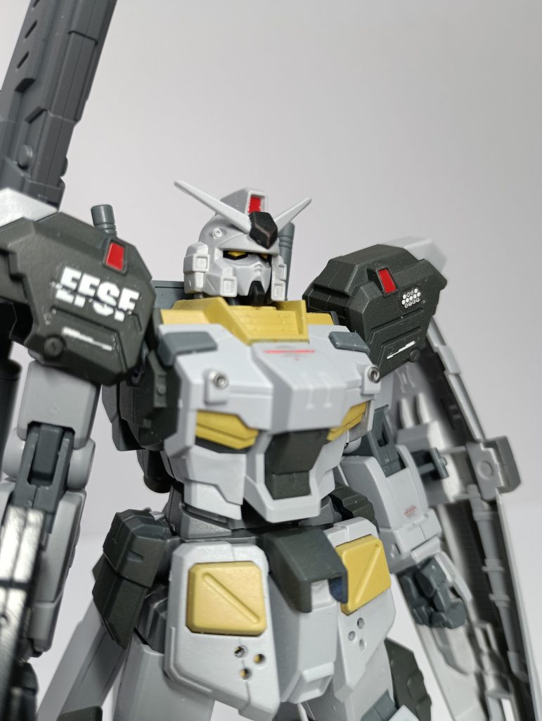 顔について、顔とヘルメット?の接続部を削り、目深にかぶったようにしたのと、腰のブチ穴を貫通しただけで、プロポーションも文句なしで弄りようが無い…といった感じです。