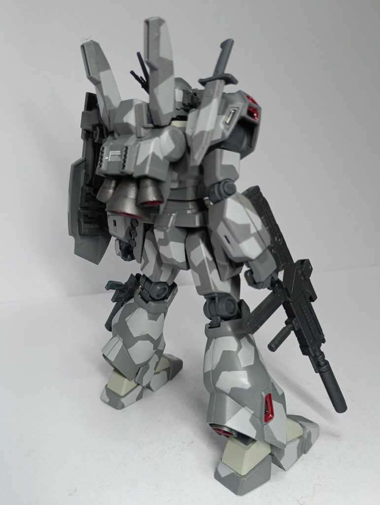 肩のナイフはシールドに干渉するので、右肩に変更。バーニアは市販パーツでスラスターを追加。