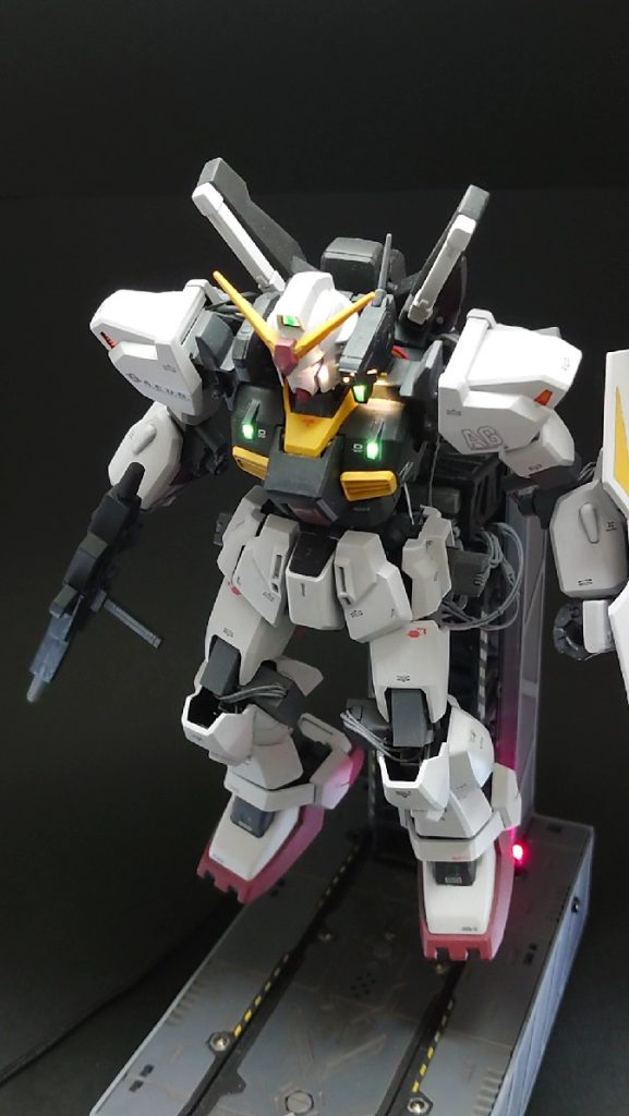 発艦時の”かがみ”姿勢胴体関節も使って身体を前傾させています。