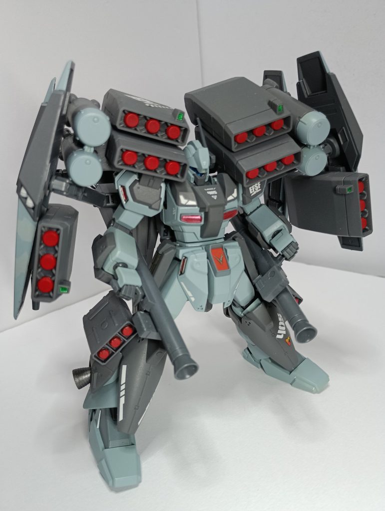 連邦の最終決戦時のお家芸?であるバズーカ2本持ち+シールド複数枚持ちをしています。