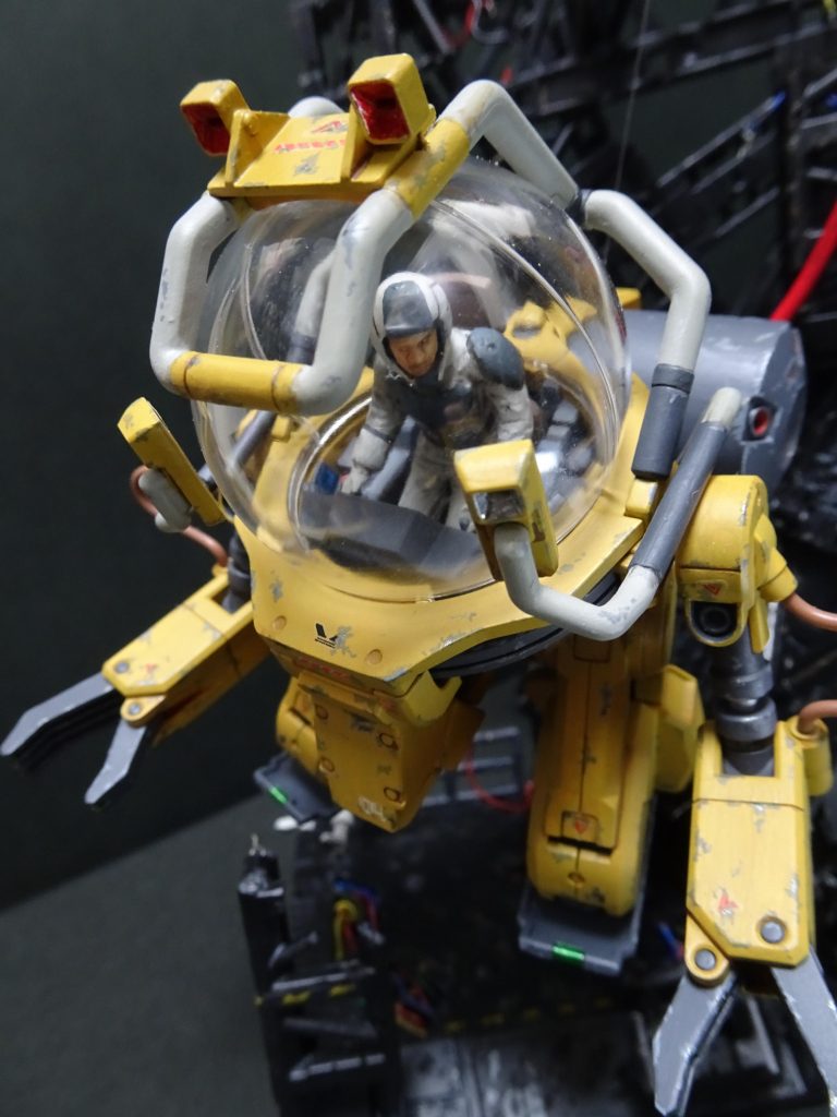 パイロット役は　タミヤMM（1/35）を改造して乗せています。ノーマルスーツを着ている風です。