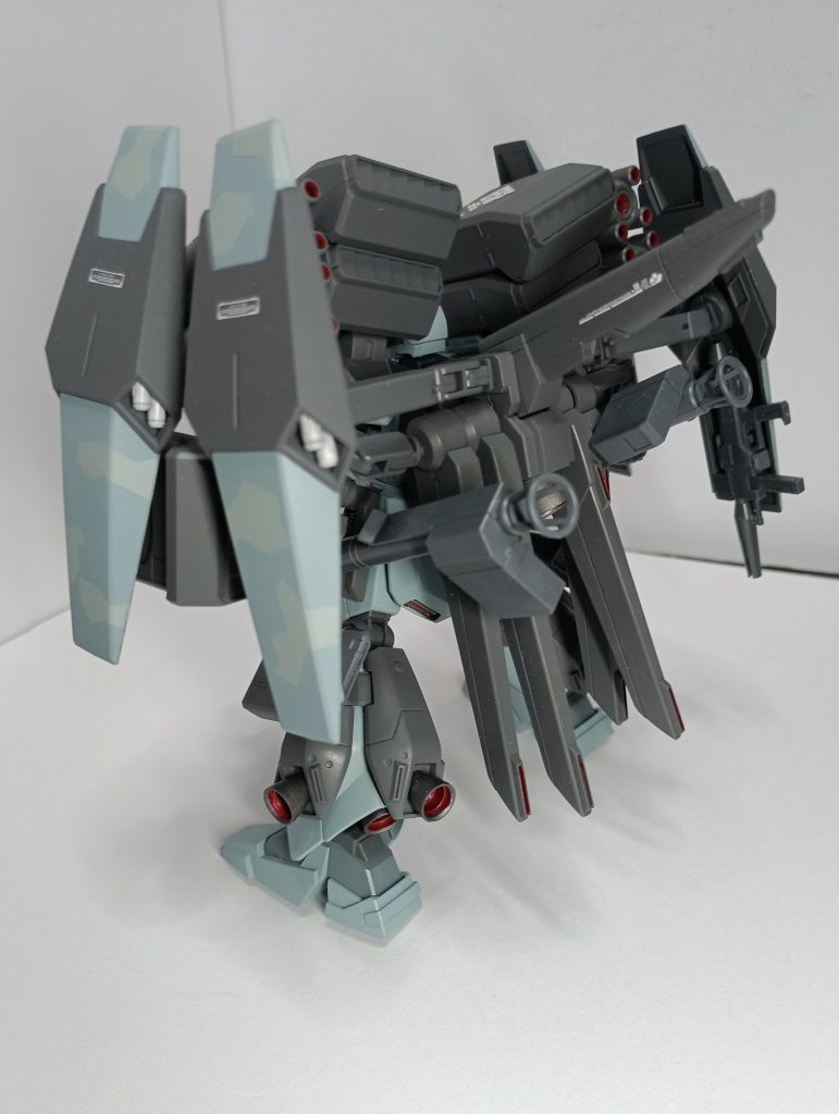 背部。CCA MSVスタークジェガンよりスラスターや脚部バーニア等を頂戴して付け足しています。