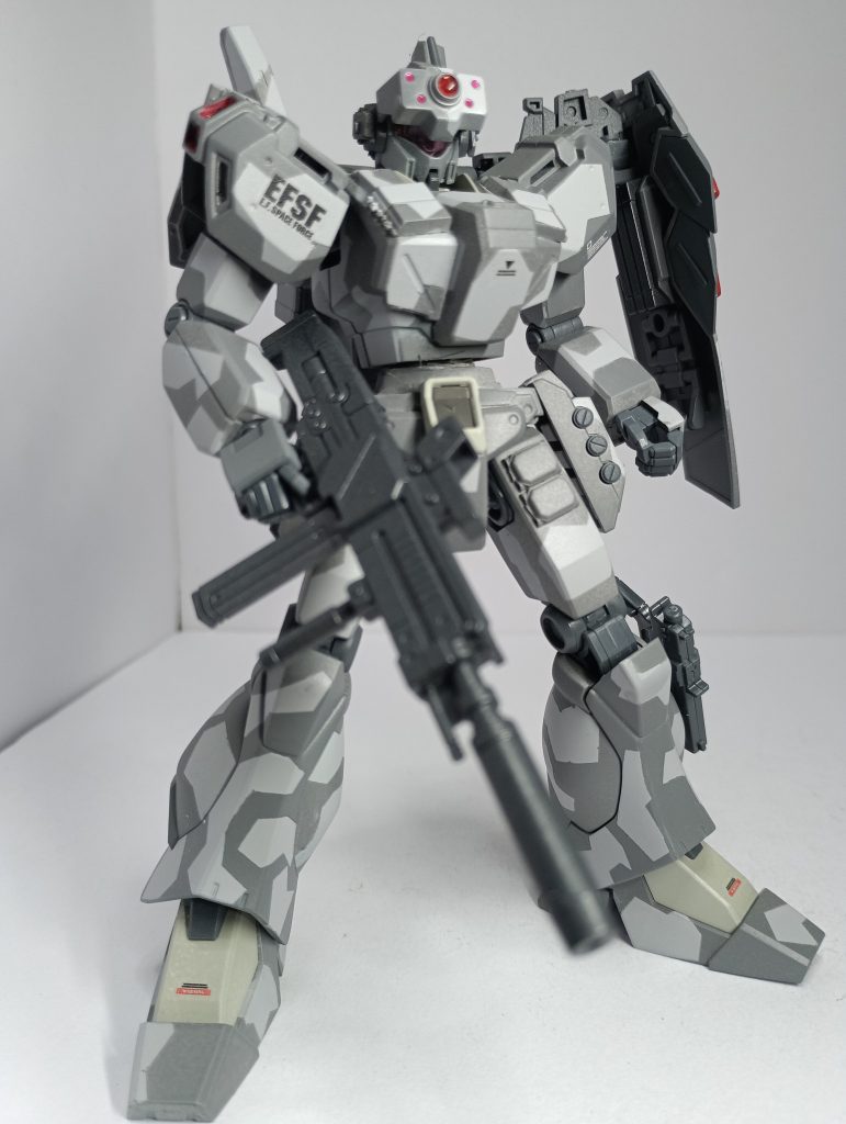 グレーのサーフェイサーをベースに、マスキングシールを貼り付け、呉海軍工廠標準色で塗装。