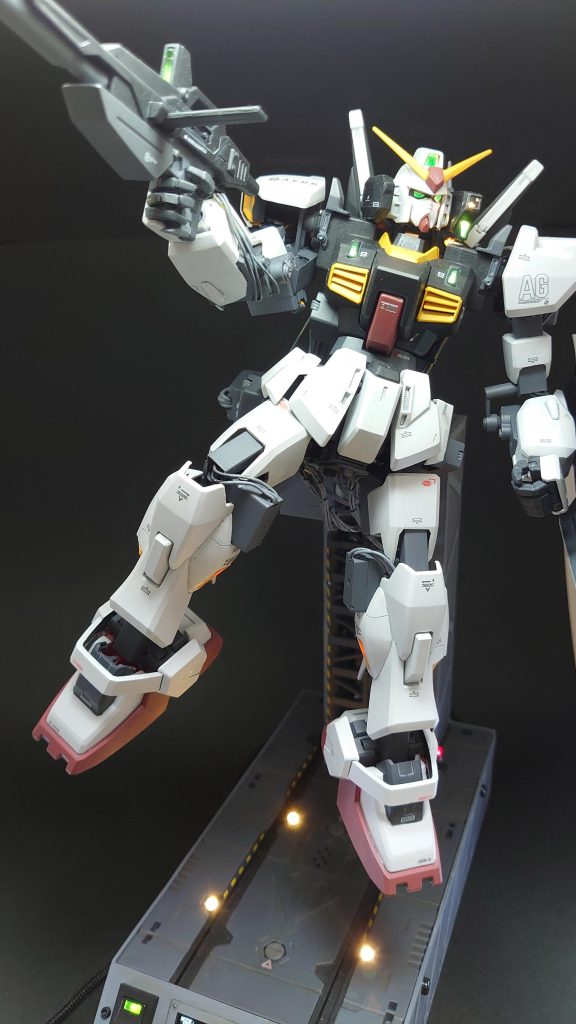 頭部バルカン”射撃”姿勢首振りと、バルカン部のLED発光＆交換とを合わせています。