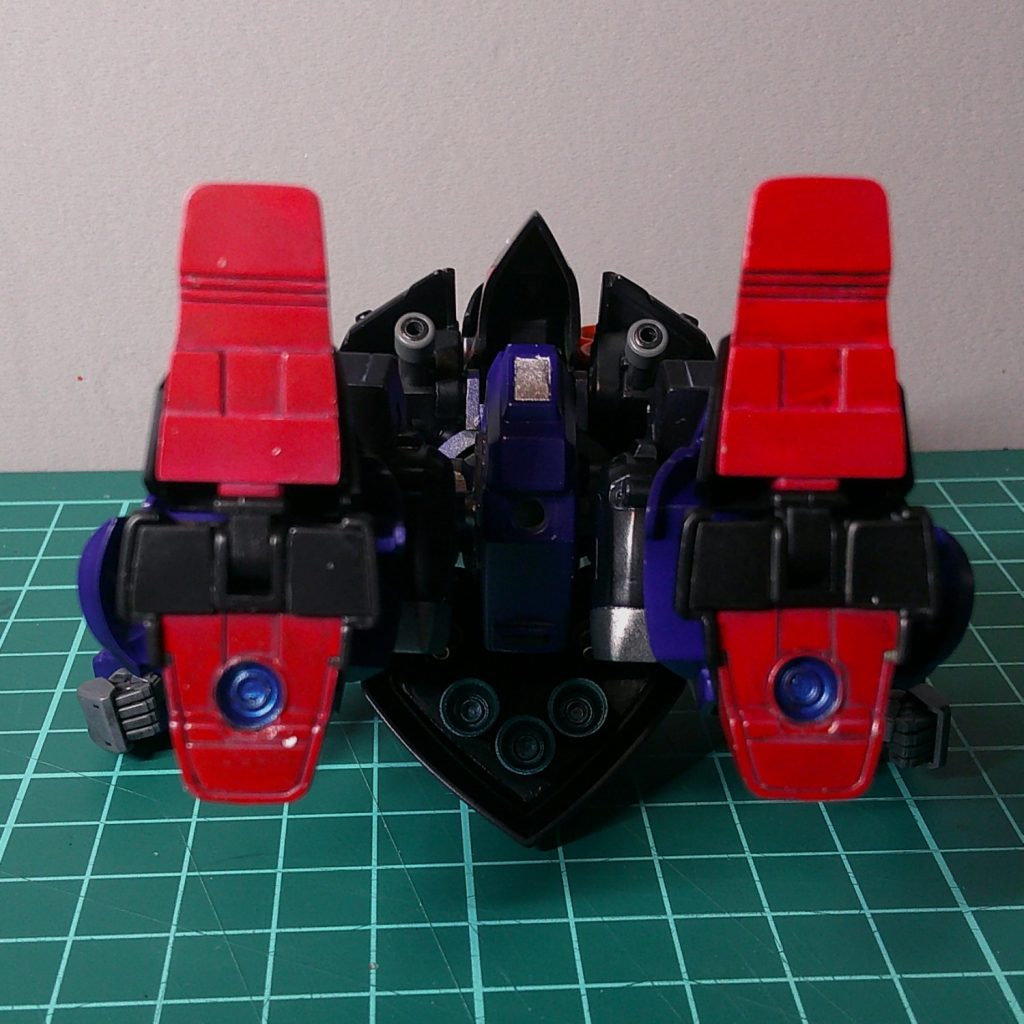 足はつま先部を切り離して可動できるようにして、つま先裏の肉抜きはプラ板で埋めました。足裏の小型バーニアはちょうど切り離し部にあってつぶしてしまったので、代わりに大きめのを踵側につけました。