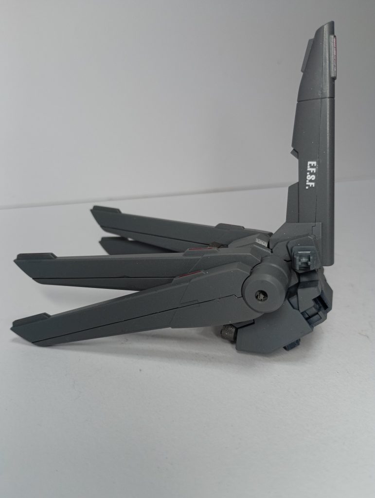 元のスタークジェガンのバックパックだけでは物足りなかったので、基部にジェスタのバックパックを付け足しています。