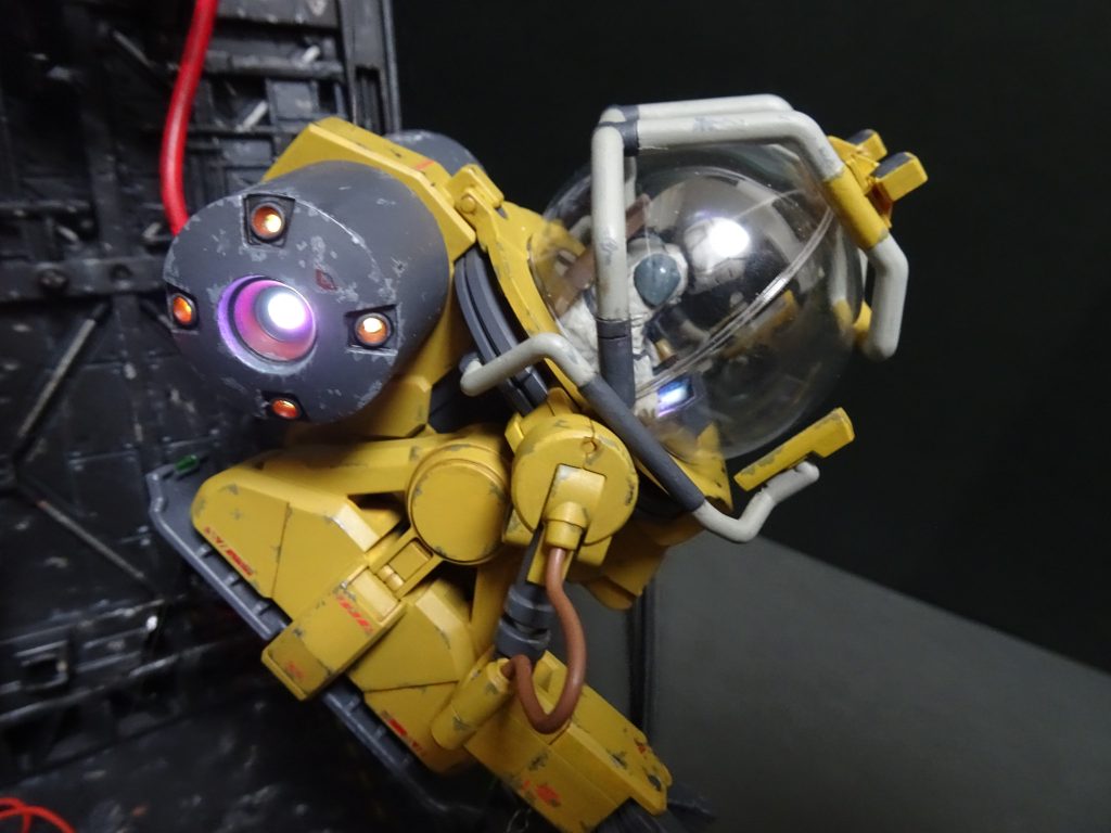 バーニア部にはフルカラーLEDと単色LEDの2種を織り込み。不定期に発光させて、こまめに姿勢制御噴射　をしているようにしてみました。（リンク動画をご覧ください）&nbsp;