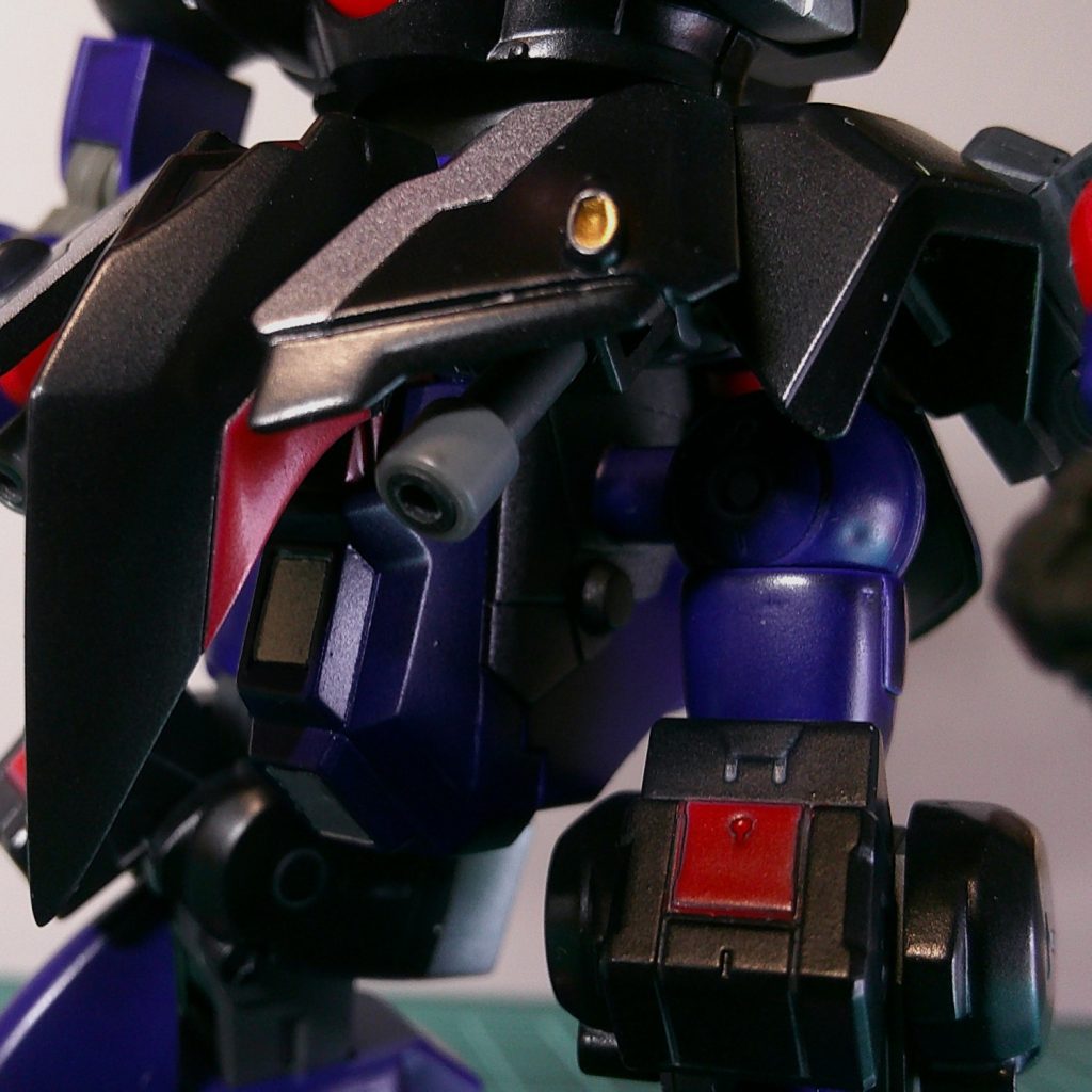 スカートアーマーは、ふんどし、左右フロント、左右サイド、リアの6つに分割して、それぞれ根本に可動部をつけています。フロントスカートの内側にビームサーベル、背面写真で見えるように、サイドスカートの後ろにビームライフルを懸架できます。