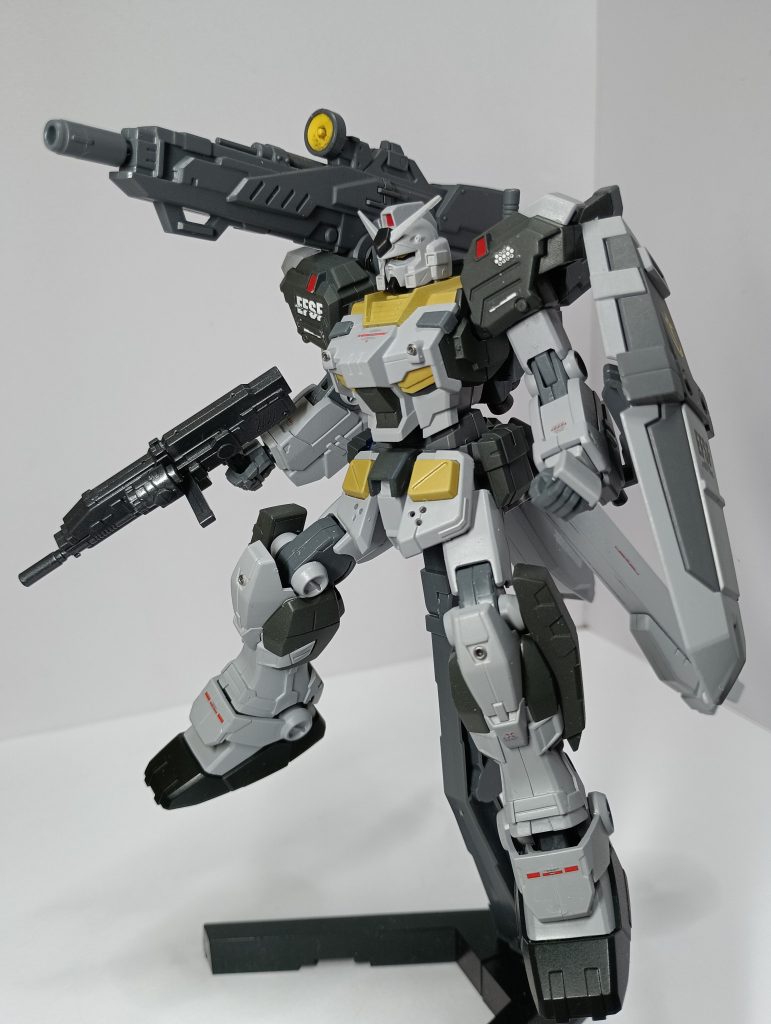 長距離ビームキャノン。背部に重量が行き過ぎたので、つま先に錘をいれたのですが、なおバランスが悪いので台座を使用…(zaku-kao4)色は主にグレーグリーンとグレーのサーフェイサー。ダークイエローがいい仕事してるなと個人的に思っています。