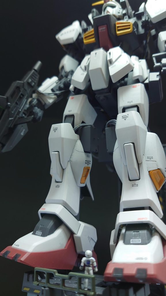 電源未投入時の”支え”としての台座にはキット付属のカミーユを置きました。整備中に見上げているイメージです