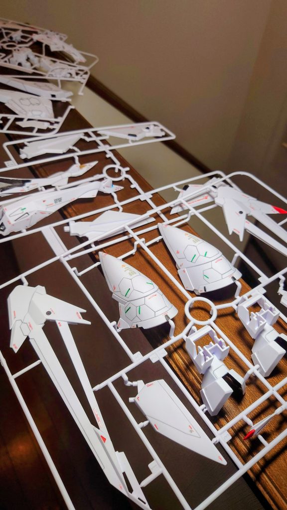 白外装は成形色仕上げなので、ランナーのまま作業して効率化を図りました。