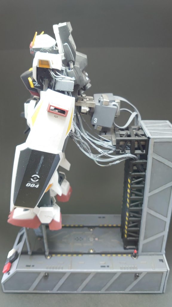 台座部から伸びるアーム部にも全3関節を設けました。MS腰部と接続されていて、MS全体での　より大きな動き　ができるようにもしています。