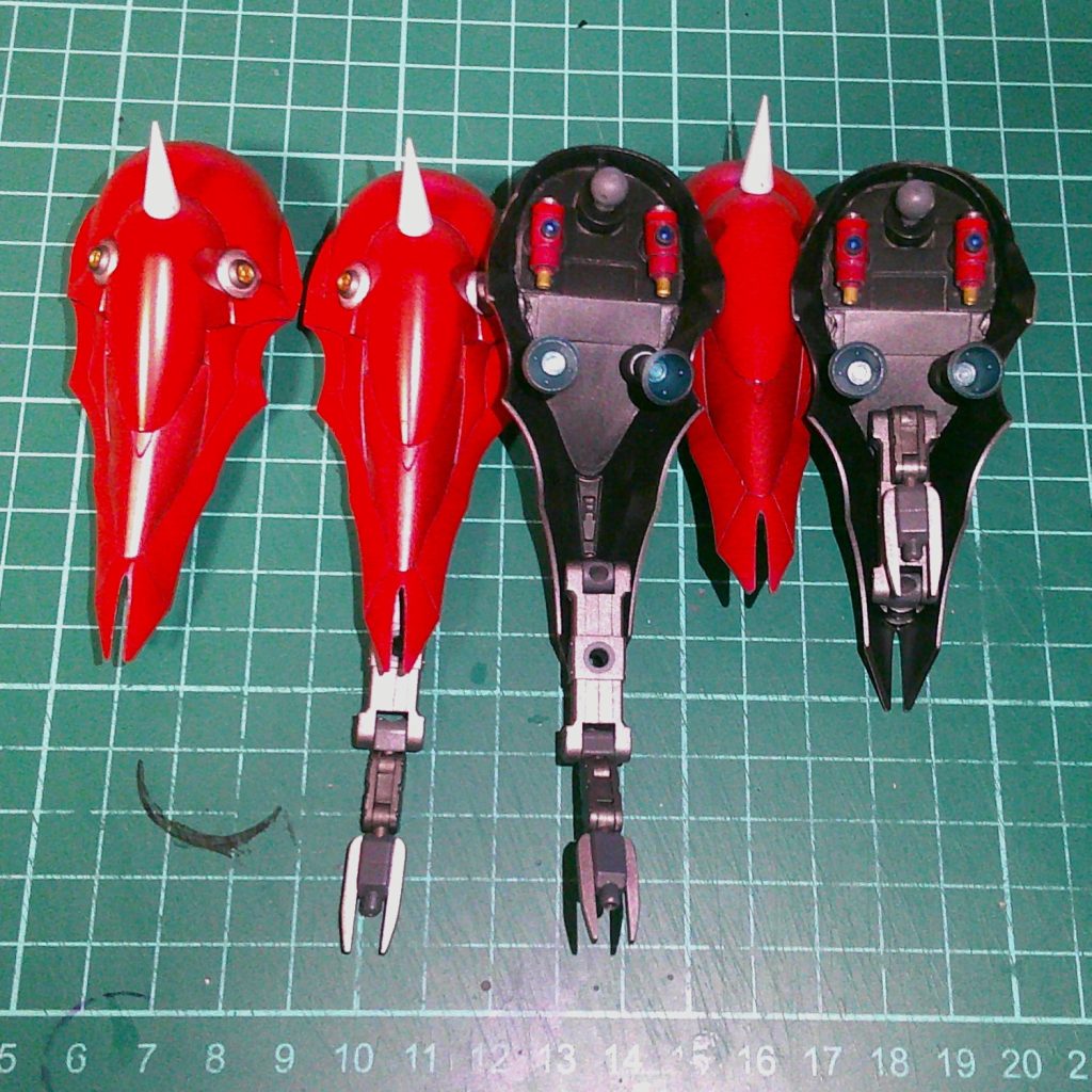 バインダーの裏もプラ板で厚みを出した上に、スラスターとファンネルを装着。キットでは筒状の部分にポリボールで接続するのですが、ポリボールの圧力で筒が割れてしまうことがあったので、筒の中にリング状のプラ板を埋め込んで3㎜穴に変更しました。サブアームはMSGのジョイントセットとプラ角棒とランナーで作成。先端部はクロー+ビーム砲兼ビームサーベルとなっています。