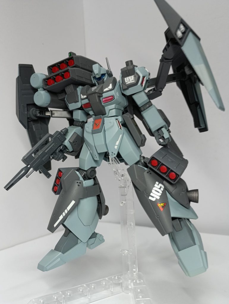 主な色はダークゴーストグレイ。買ったときはグレイ系の色を想像したのですが、このように薄青っぽい色なので、ジムカスタムみたいになるかな…と思い塗りました。