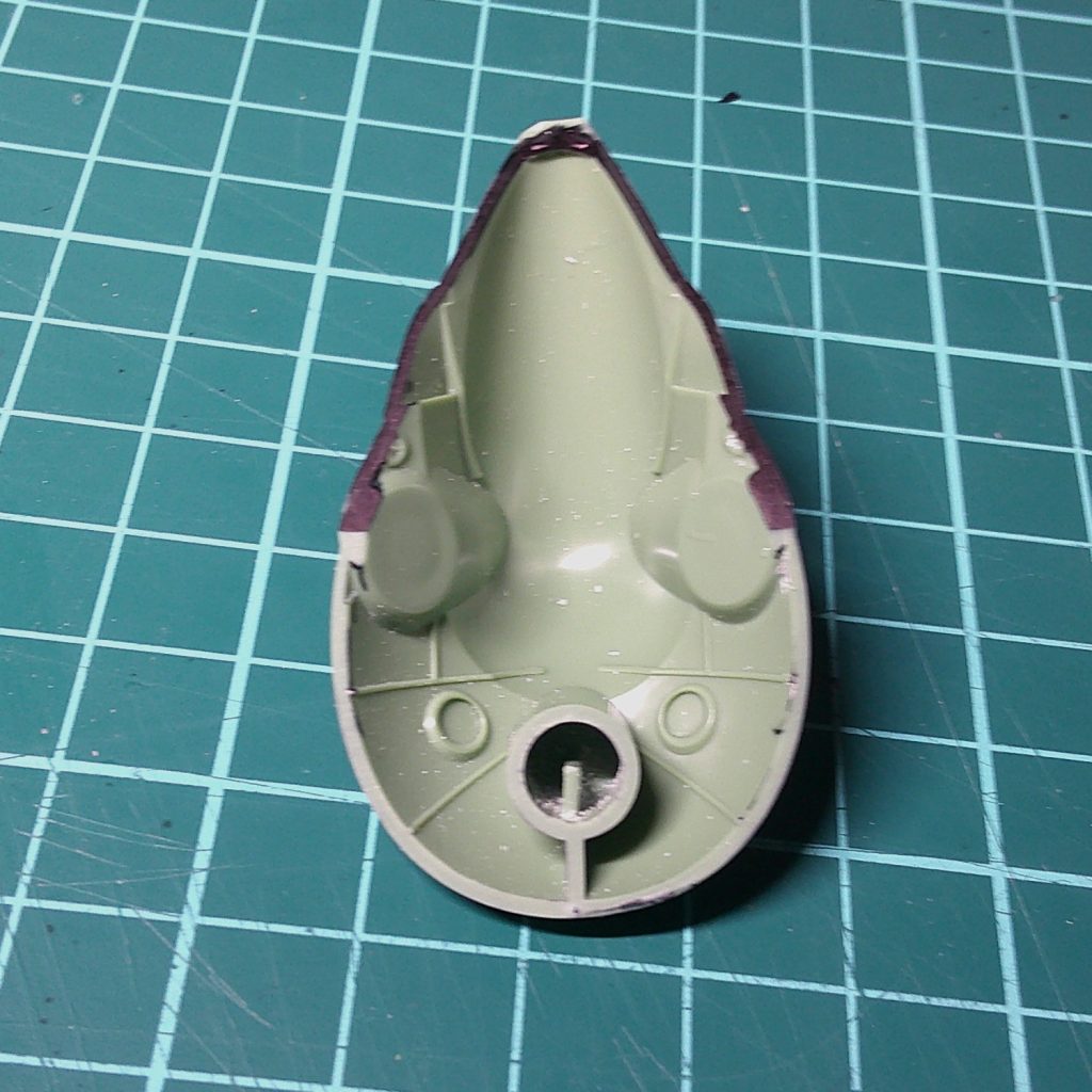 バインダー裏に貼るプラ板の形状を出すために犠牲になったバインダー君です。8枚もあったから遠慮なくぶった切れました。