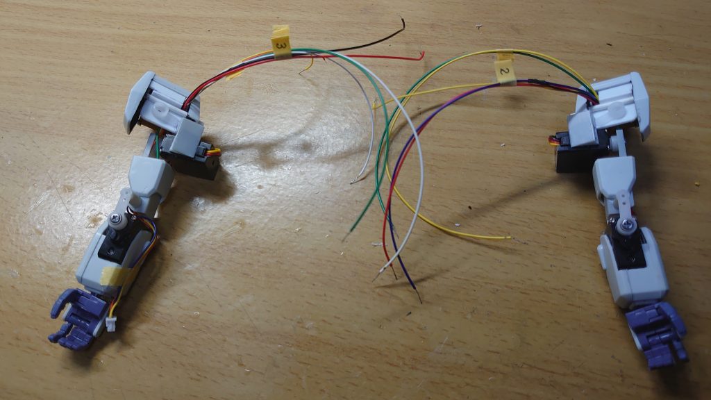 腕部の製作途中状態です。位置を確かめながら、図を描きながら　サーボの配置検討を進めます。