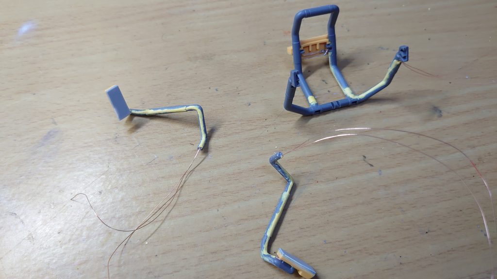 ランプ系のLED配線は、ステー部を溝削り→沿わせて配線→パテで埋め直し　しています。（実機ならば、パイプ的な中を通していくんでしょう）