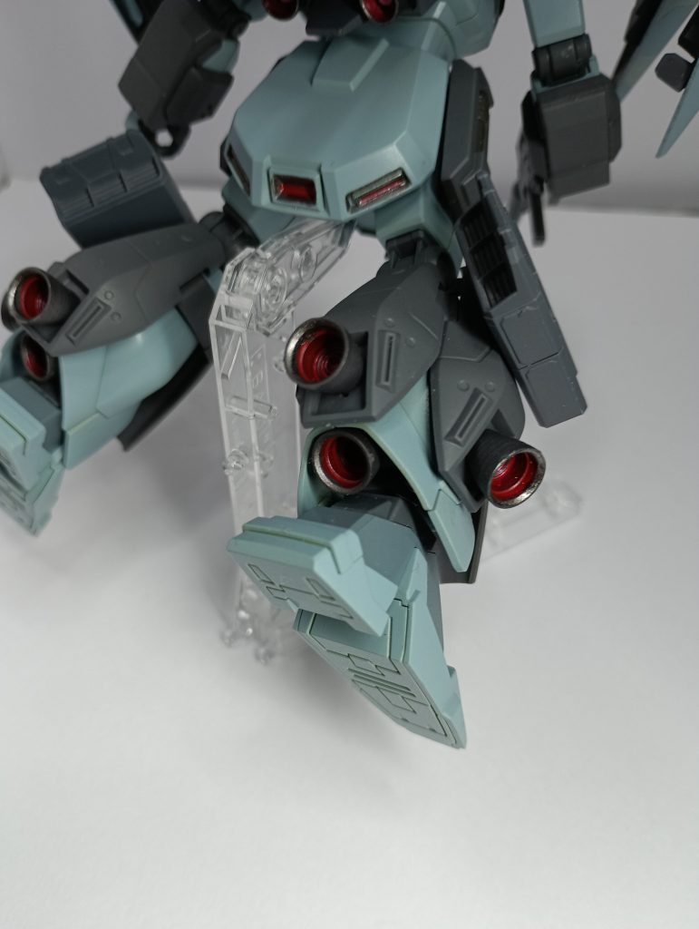 脚のバーニアのアップ。後ろの追加武分の先端は関節に干渉したので、少し削っています。