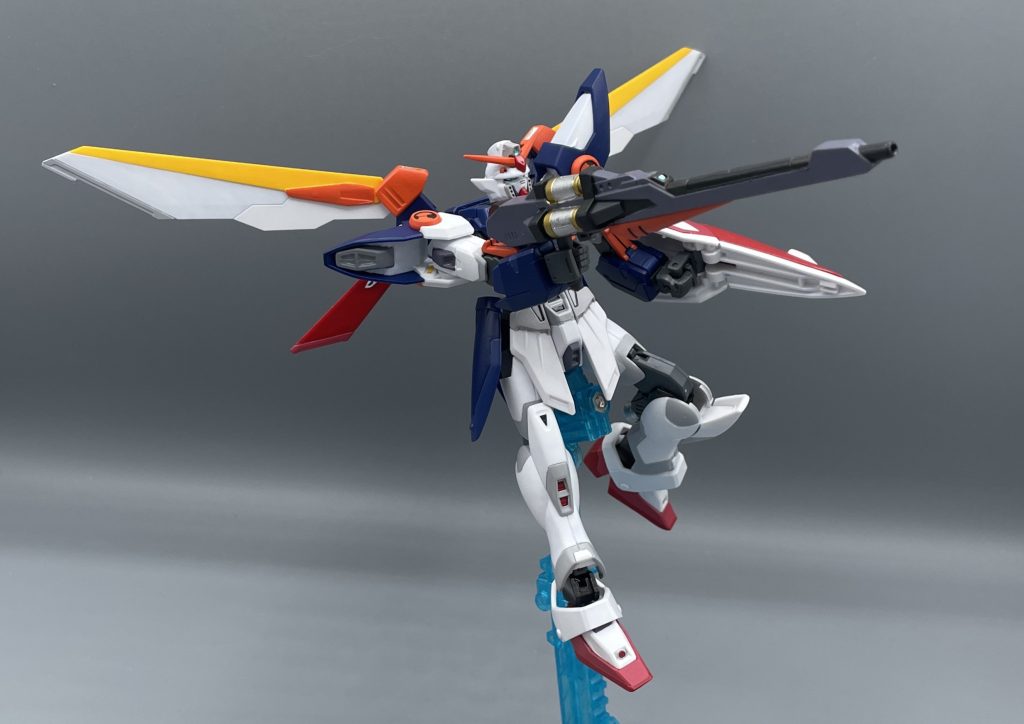 バスターライフル　ウイングガンダムを象徴する、最強のライフルです。その弾数は、わずか３発。３発！？　あまりに強力すぎる武装なため、３発しか発射できないのです。しかし、その威力は織り込み済み。劇中では１話にしてライフルを発射。たったの1射にして２機の敵機を葬り去る活躍を見せました。