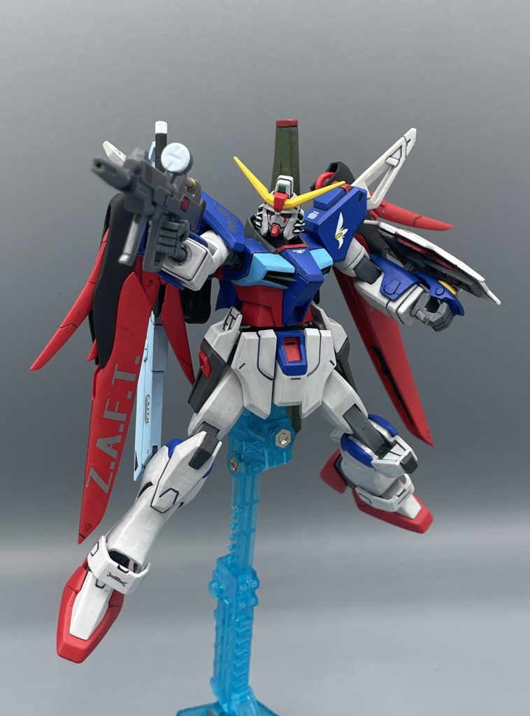 高エネルギービームライフル　インパルスらのライフルの改良品です。ハイパーデュートリオンの搭載により、出力・連射性が向上しています。　このハイパーデュートリオンこそが、デスティニーの無茶苦茶全部乗せを可能にしています。　シンの前搭乗機・インパルスは「デュートリオン」を動力源としたバッテリー駆動機でした。　シン君が「ミネルバ！デュートリオンビーム！」と要請し、母艦ミネルバからの回復ビームを額に受けてエネルギー・チャージしていましたね。