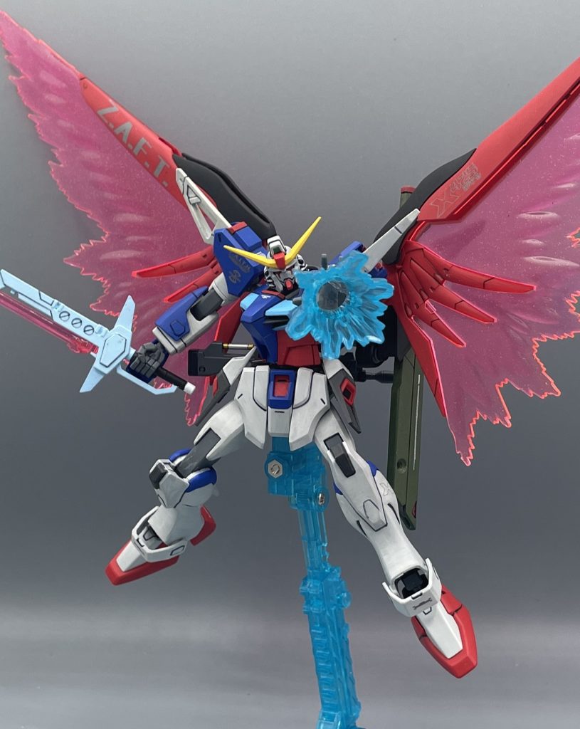 パルマ フィオキーナ　デスティニー版シャイニングフィンガー！旧HGにはエフェクトが付属しないので、他所から持ってきました。　デスティニーの両掌に装備された隠し武装で、近接戦を超えたゼロ距離格闘戦で活躍します。普通のパイロットなら、ゼロ距離になった時点で落とされているのでしょうが、そこはシン・アスカの技量によって敵機を粉砕することが可能になっております。