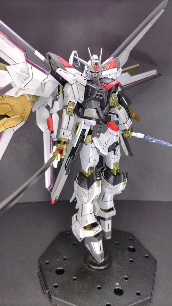 ちょいちょい足りないパーツのある中古のマイティーストライクフリーダムを買って半年以上。色々ありましたがようやく完成しました。まずは定番ポーズ。ちょっと違うかな。