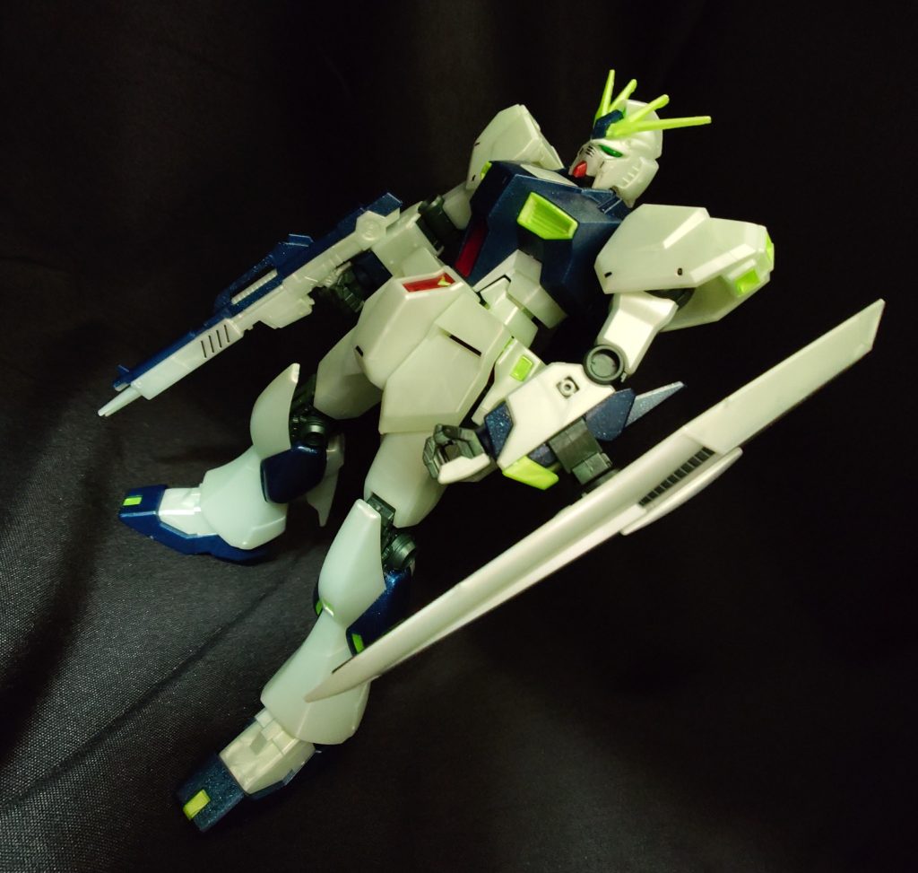 全身ほのかに緑色とラメを含んだ色合いです。