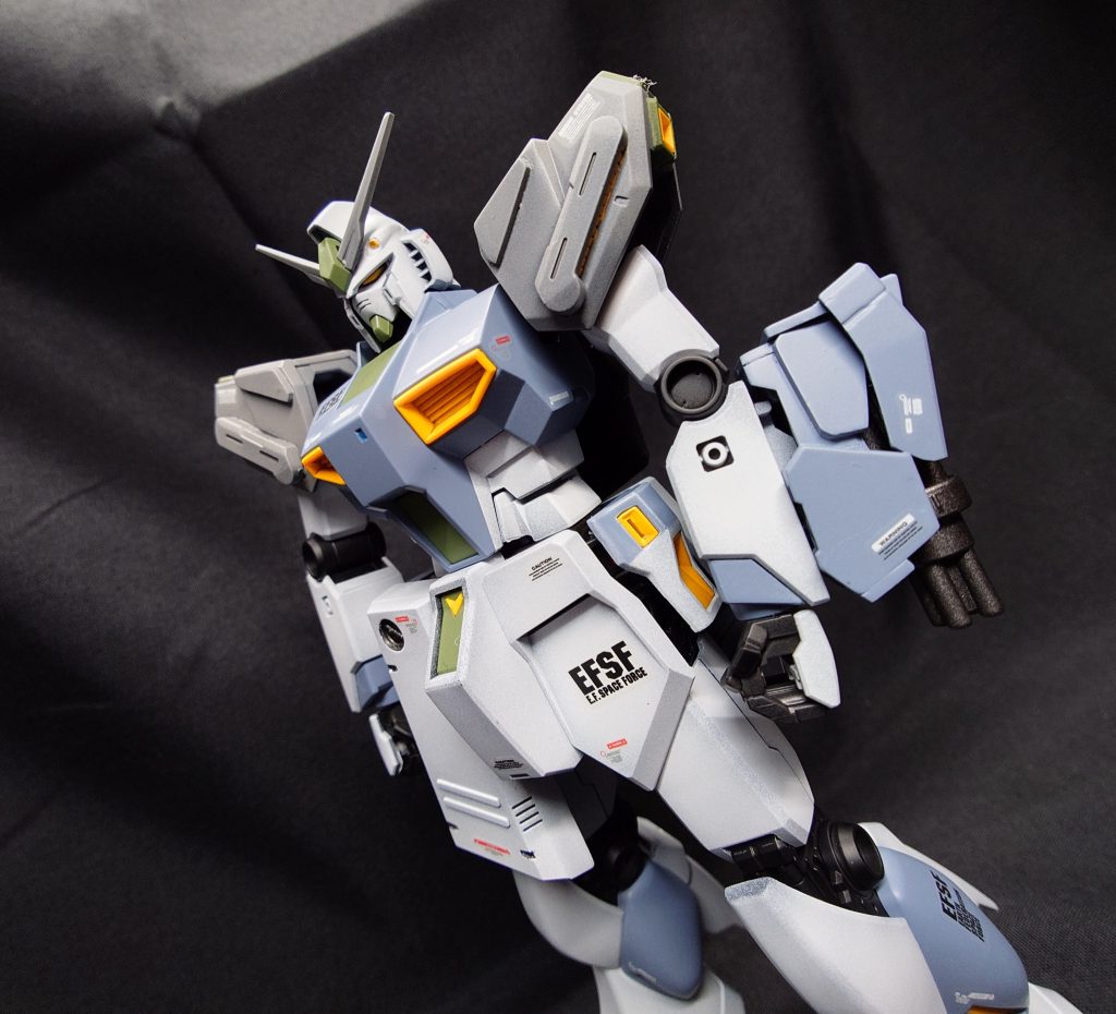 ブレードアンテナ、肩部アーマー、胸部センサーを変更しています。左腕にはガトリングを装備しています。この辺りは『キルケーの魔女.ver』の意匠を参考にしています。ガトリングに関してジャンク+スクラッチで