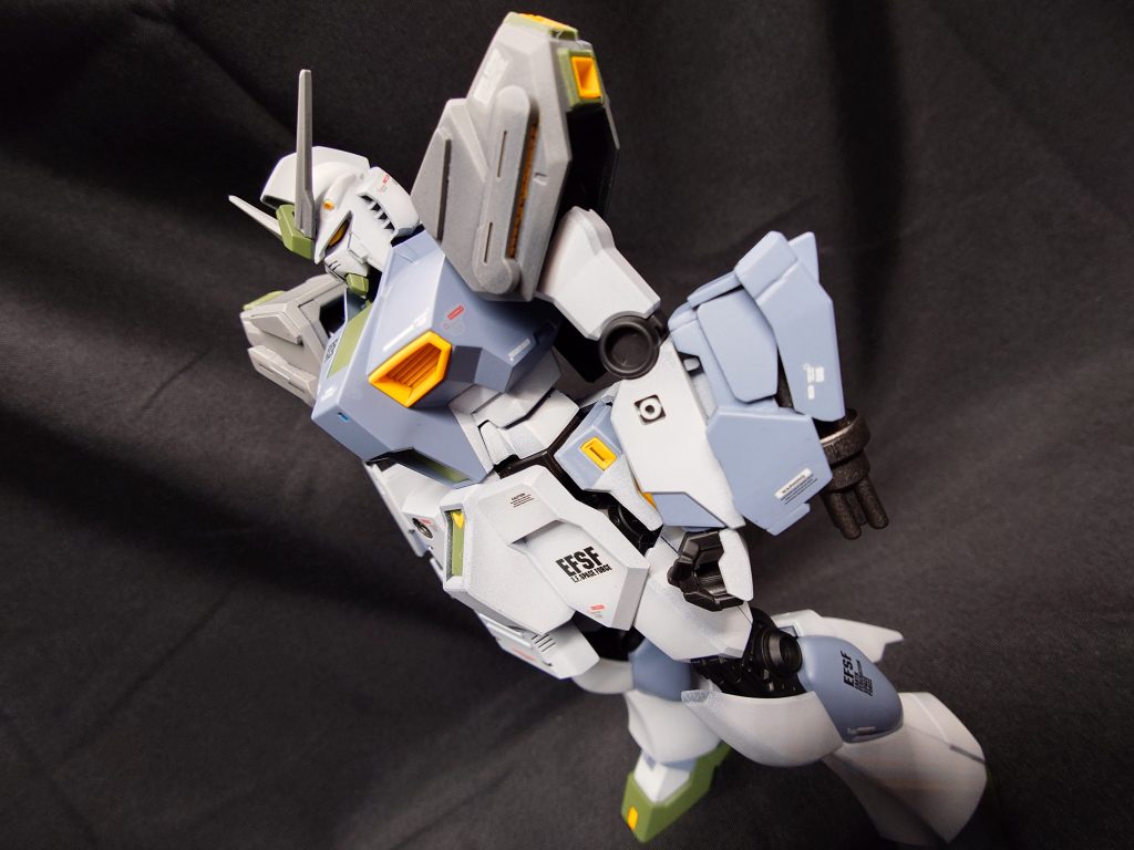 EG νガンダムを改造、全塗装して量産型νガンダムを表現してみました。キルケーの魔女を見た翌日にはEG νガンダムを買いに走っていました(gundam-kao5)完全再現はできていませんが、そこそこやりたい事はできたので、個人的には及第点です(gundam-kao6)