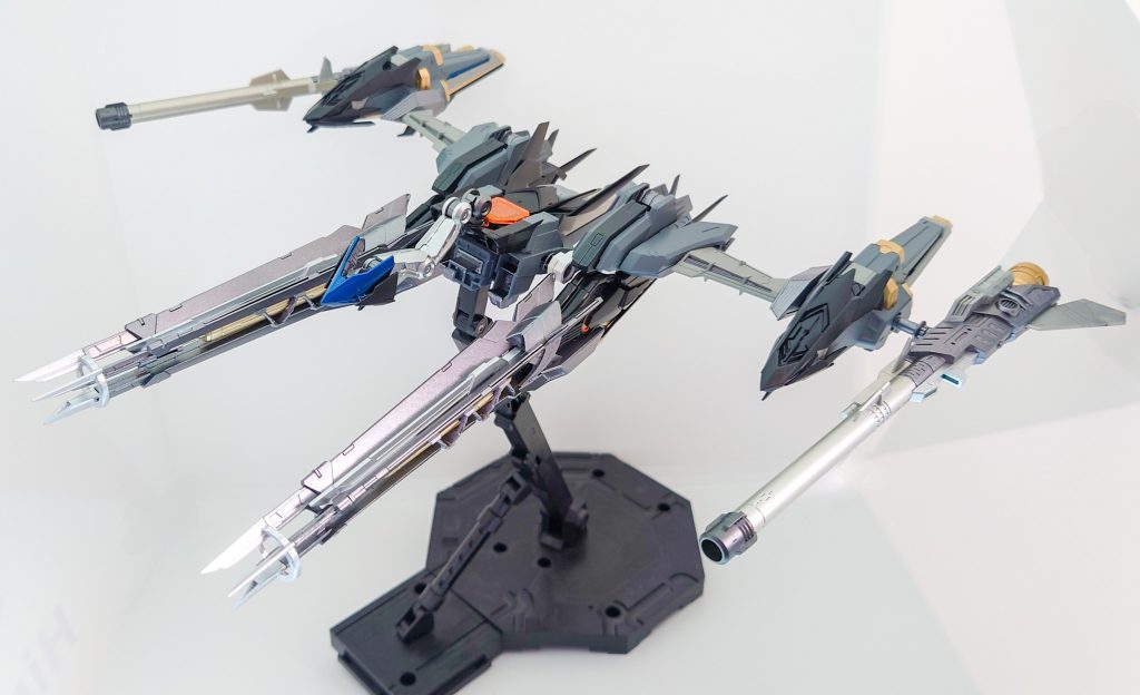 ライジンストライカーの装備であった71-XX曲射型ビーム砲はそのままに、新たにブースターキャノンを装備しました。