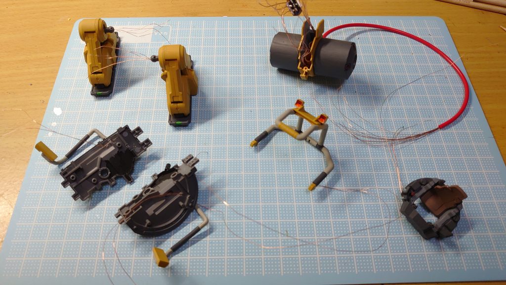 各LEDの配線がモジュール単位で終わったところです。これらを組み上げていきます。