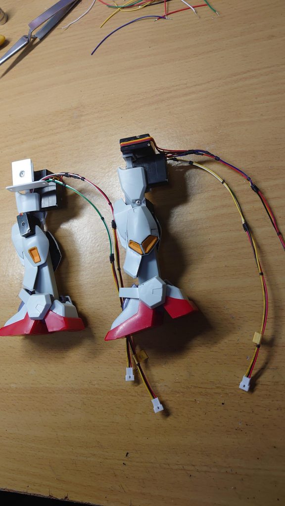 脚部の制作途中状態です。どうしてもモータの一部は飛び出てしまいますが、どうしたらなるべく目立たなくできるか？を考えながら、検討と工作を進めていきます。