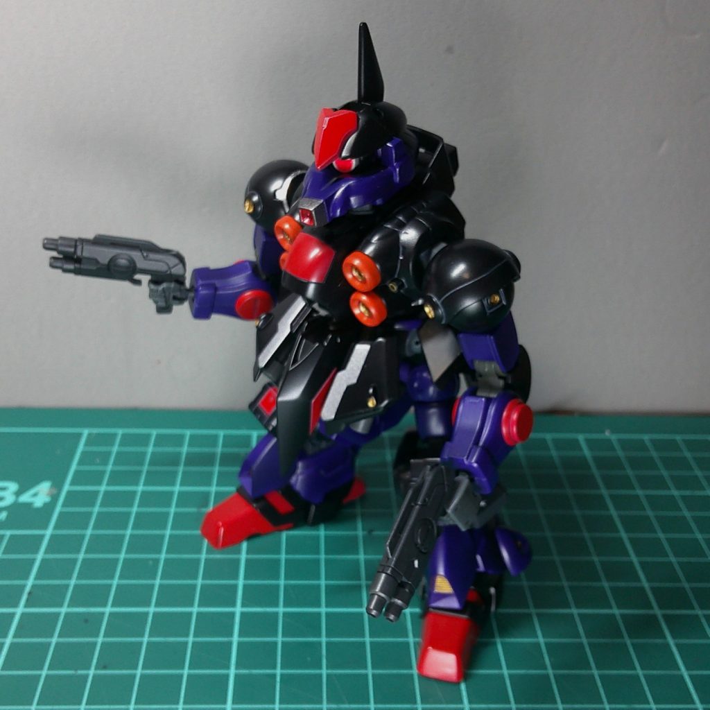 ビームライフルはGBNガードフレームの物を使用。銃口部分はランナーとプラパイプで作り直しています。上の銃口は単射と連射の切り替え、下の銃口は単射とビームサーベル発振の切り替えが可能という設定。