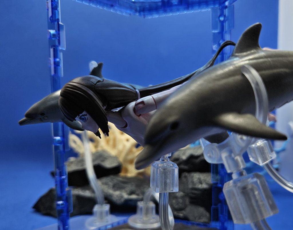 ガンプラ（特に翼が生えてる系の機体）ならまだなんとかなるけど曲線が多い美プラだと余計難しい特に今回は塗装剥がれを避けるためモデリングワックスを使ったので本当によく外れるで、その上に原作再現するためのイルカフィギュア2体にもやはりスタンド穴なんてなくてこれも中々骨折れる